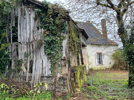 Set van 2 te restaureren oude huizen in Lalande op een perceel van 1209 m2
