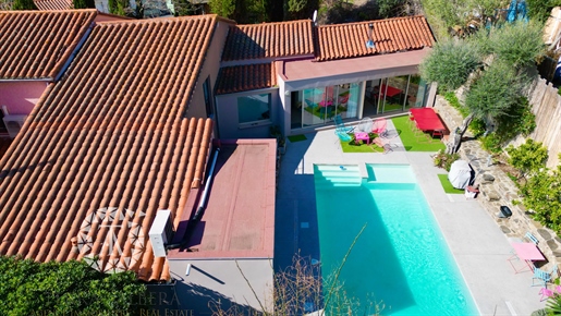 Modern villa with pool in the centre of Collioure