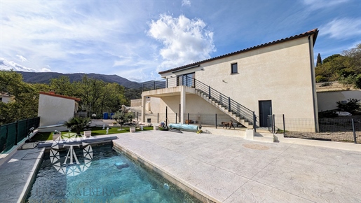 Splendid villa with swimming pool with large garages ideal for craftsmen