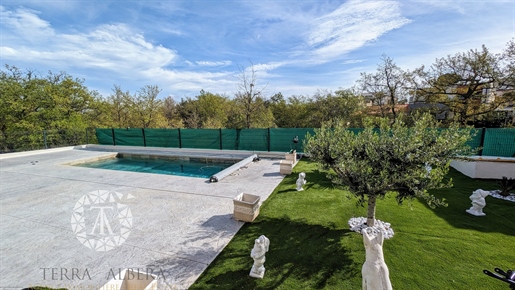 Prachtige villa met zwembad met grote garages ideale vakman