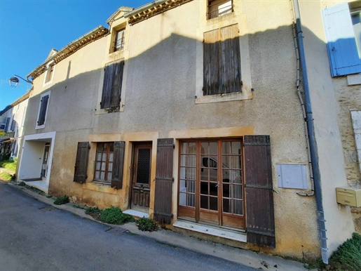 In the heart of the village of Lacapelle-Biron, house 97 m2, with small exit to the outside