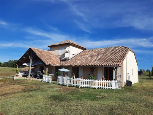 On the slopes of Gavaudun, five minutes from Lacapelle-Biron, single-storey house 160 m2