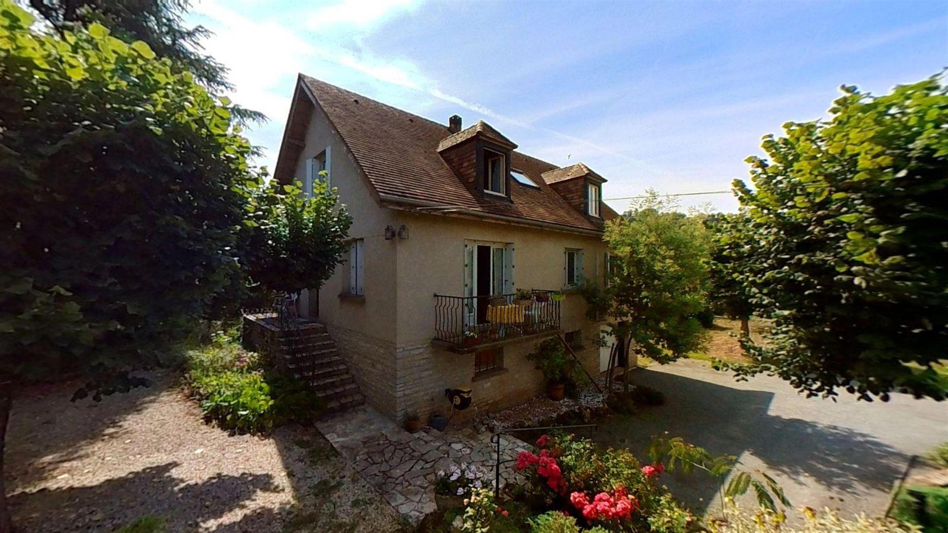 5 bedroom house, land