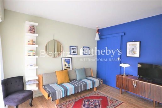 Bright studio with balcony close to beaches and shops