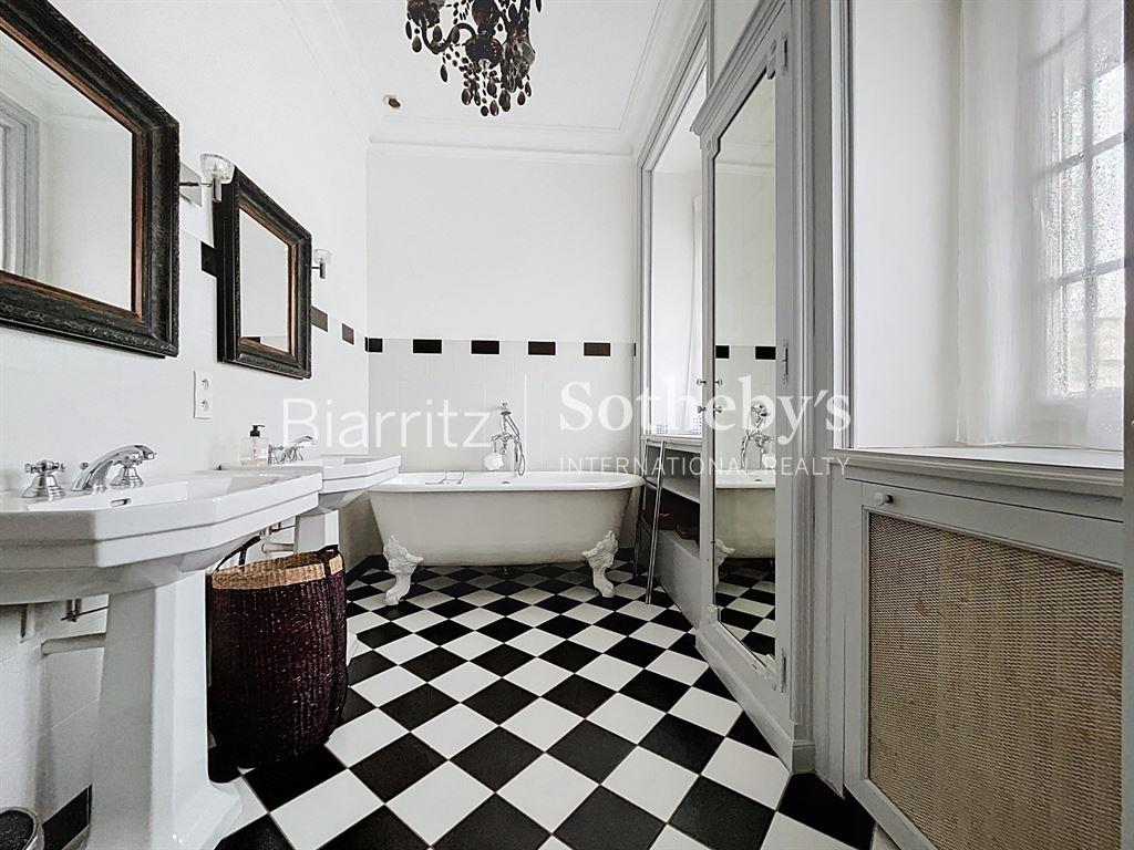 Spacious 3-room apartment open view Saint-Charles Biarritz
