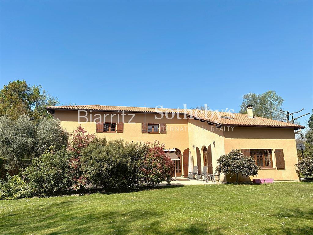 Belle maison familiale avec parc arboré et piscine