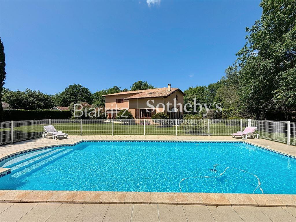 Belle maison familiale avec parc arboré et piscine