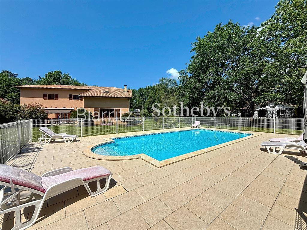 Belle maison familiale avec parc arboré et piscine