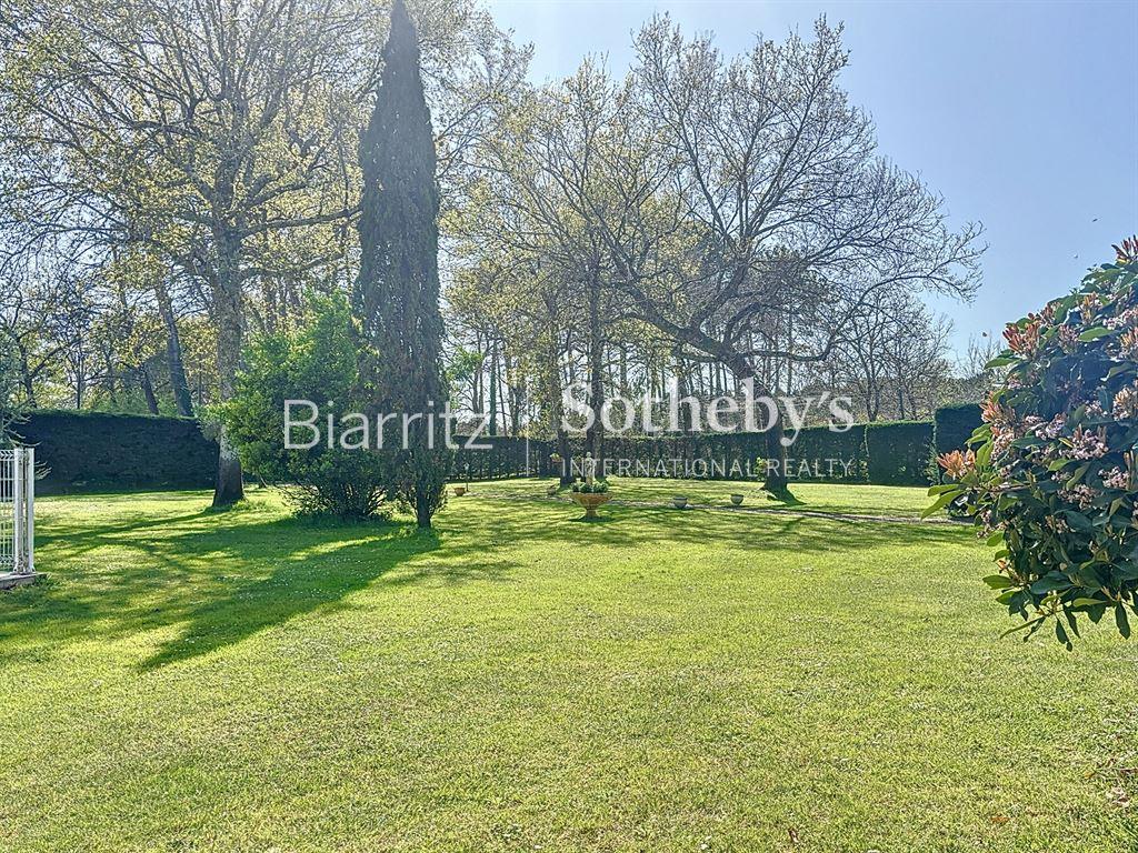 Belle maison familiale avec parc arboré et piscine