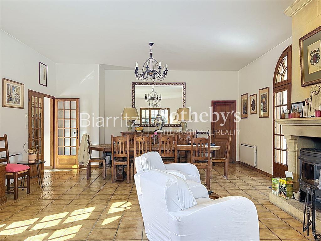 Belle maison familiale avec parc arboré et piscine