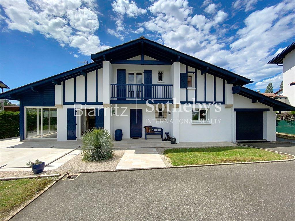 Charming 6-room house, swimming pool