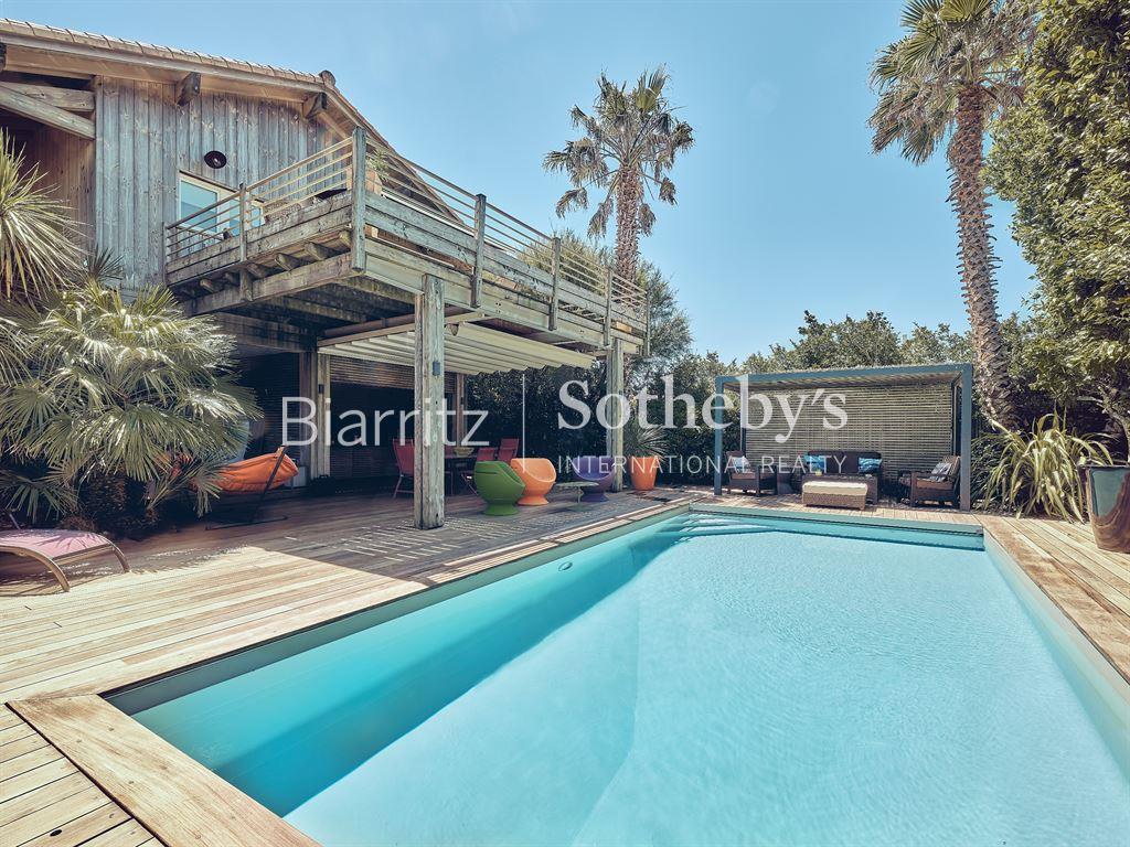 House with swimming pool, sea view and beach on foot