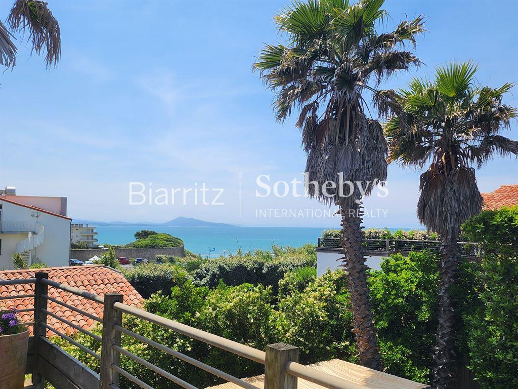 House with swimming pool, sea view and beach on foot