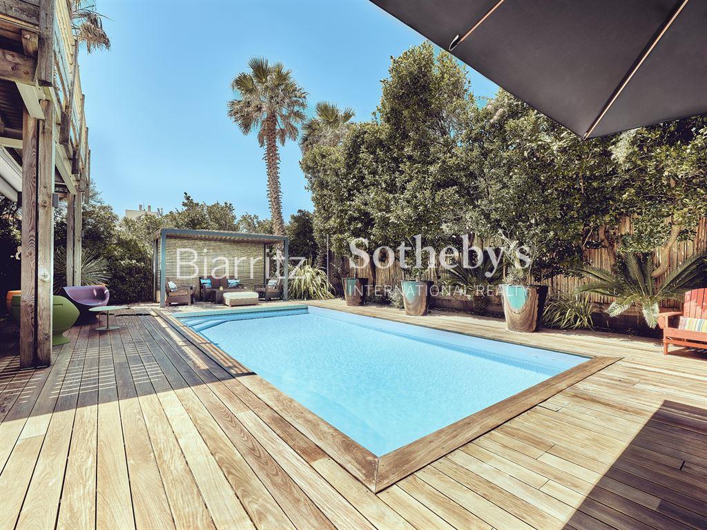 House with swimming pool, sea view and beach on foot