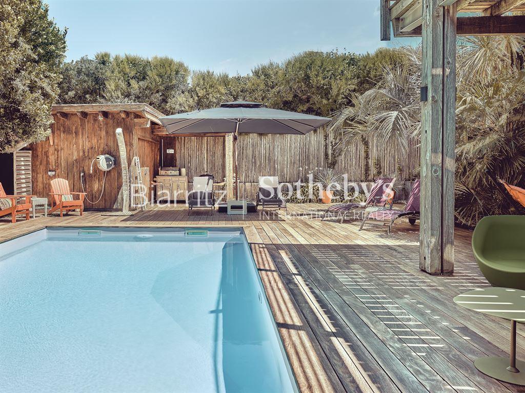 House with swimming pool, sea view and beach on foot