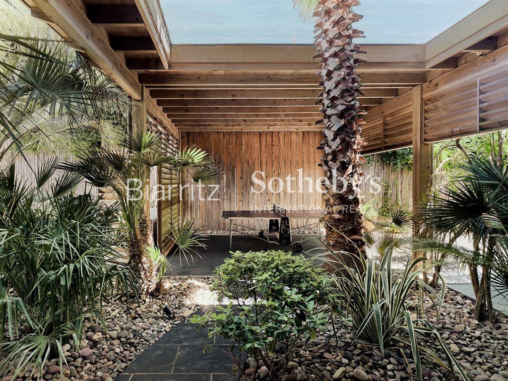 House with swimming pool, sea view and beach on foot
