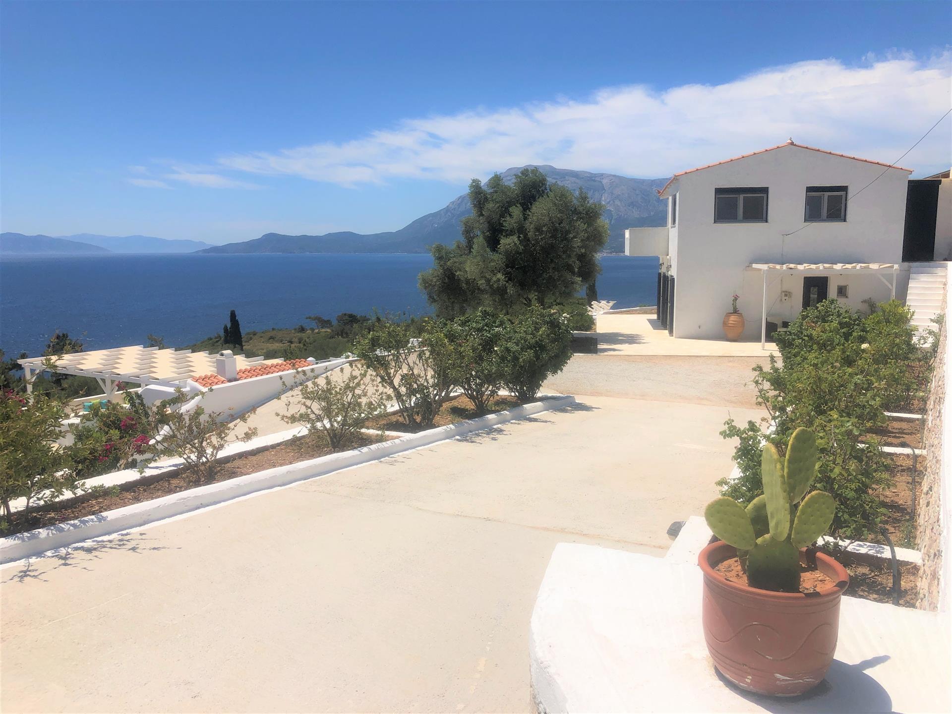 Beautiful villa with sea view / beach by the sea