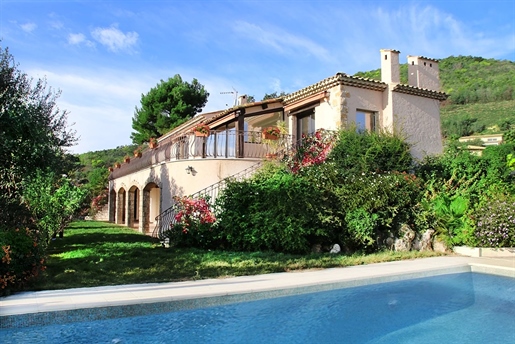Sea view villa with swimming pool near Cannes