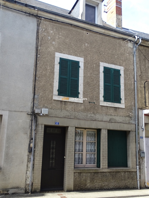 Sells town house with courtyard in Lignières