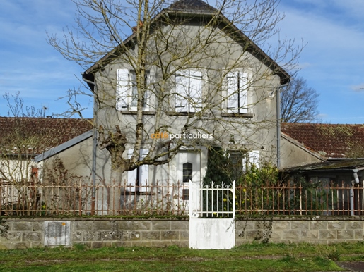 Sells house with courtyard and garden in Chezal Benoit