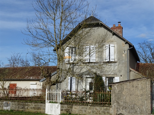 Sells house with courtyard and garden in Chezal Benoit