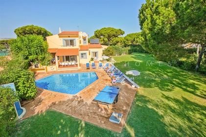 V5 à vendre Villa avec jardin et piscine à Vilamoura
