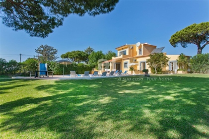 Verkaufe Villa mit 5 Schlafzimmern mit Garten und Pool in Vilamoura