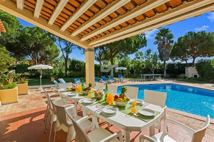Verkaufe Villa mit 5 Schlafzimmern mit Garten und Pool in Vilamoura