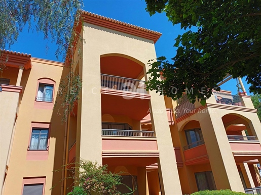Verkoopt 2 slaapkamer appartement op de bovenste verdieping in een luxe condominium in Vilamoura