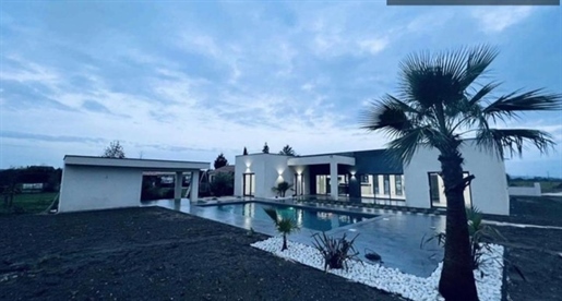 Prestigious Flat Roof House, 10x5 Swimming Pool