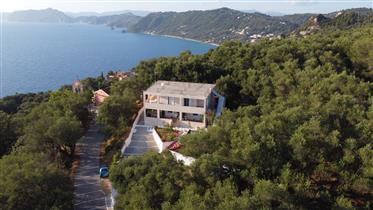 Ferienhaus zu verkaufen in Pentati, Korfu.