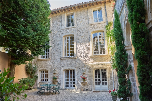 Hôtel particulier de 228m² avec garage et piscine - Avignon intra-muros