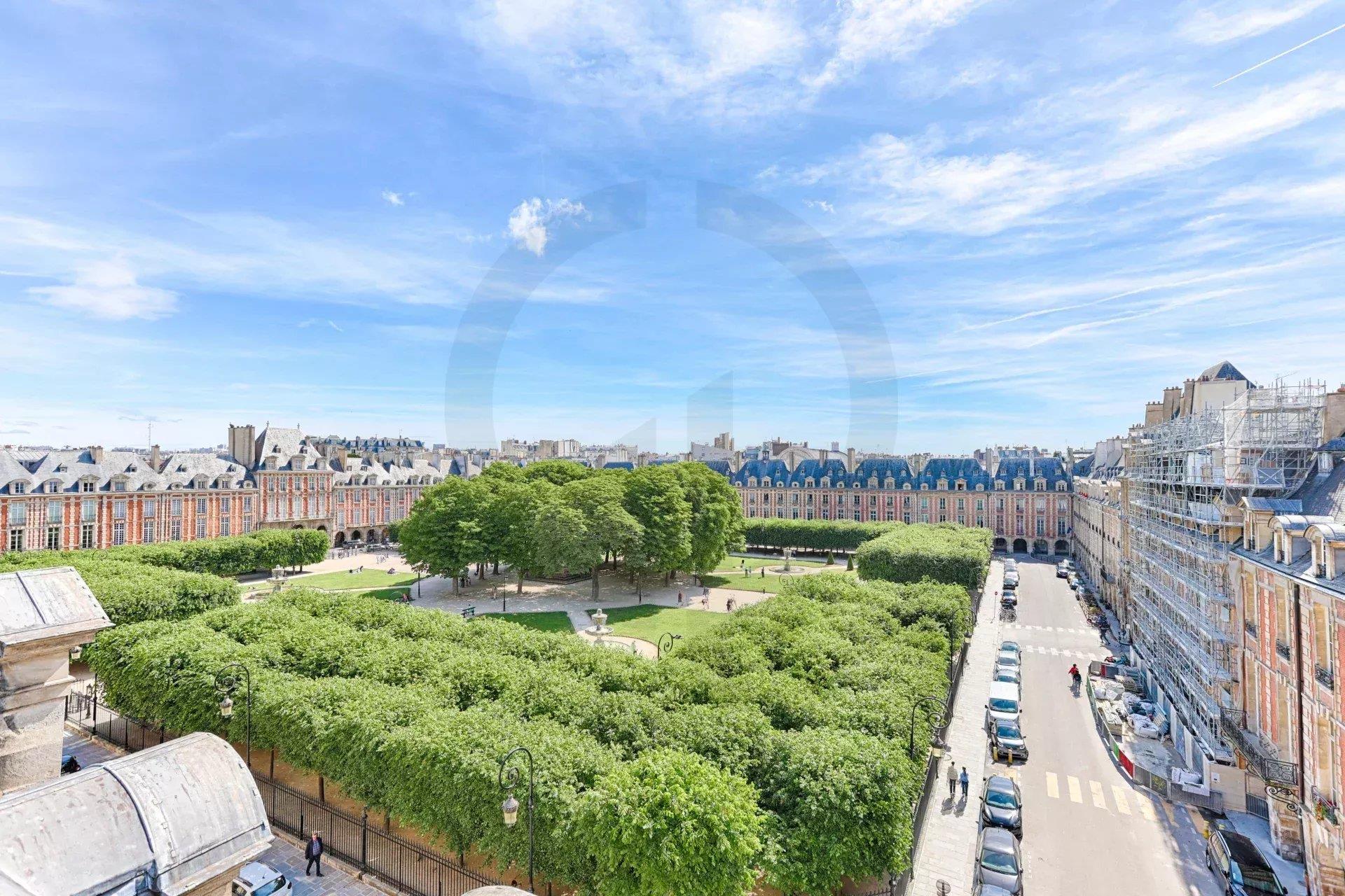 Duplex rénové & meublé avec vue sur la Place des Vosges – Dernier étage – Paris 4e – Marais
