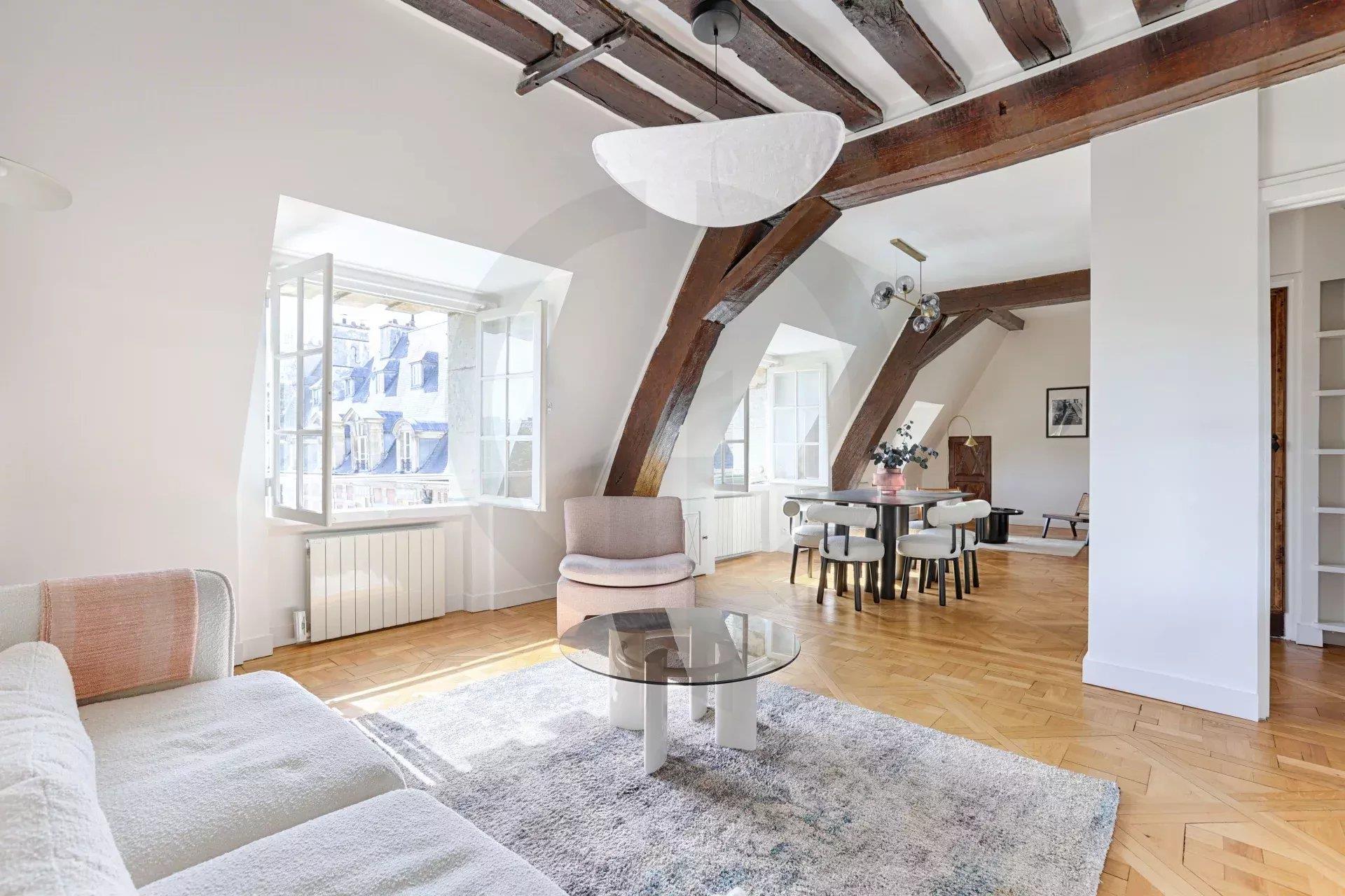 Duplex rénové & meublé avec vue sur la Place des Vosges – Dernier étage – Paris 4e – Marais