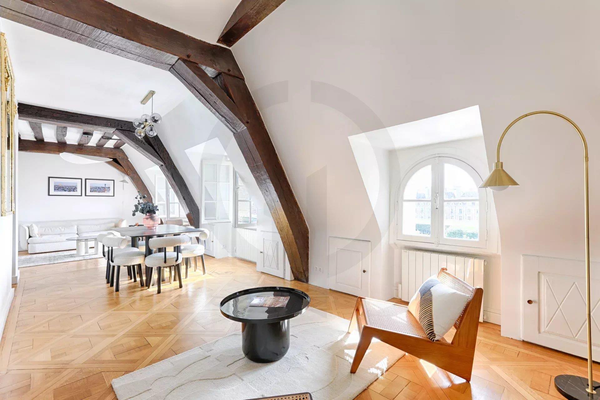 Duplex rénové & meublé avec vue sur la Place des Vosges – Dernier étage – Paris 4e – Marais