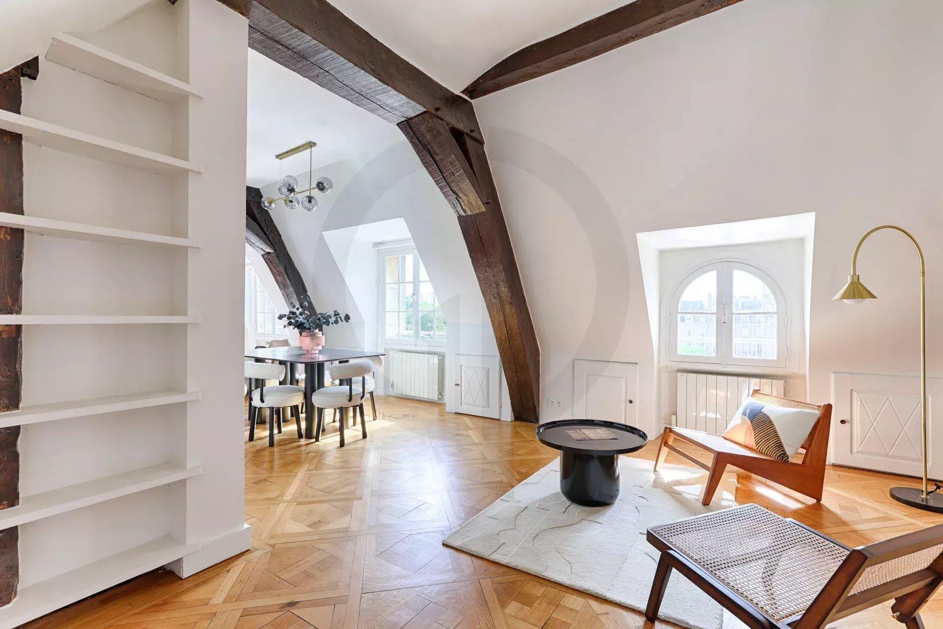 Duplex rénové & meublé avec vue sur la Place des Vosges – Dernier étage – Paris 4e – Marais