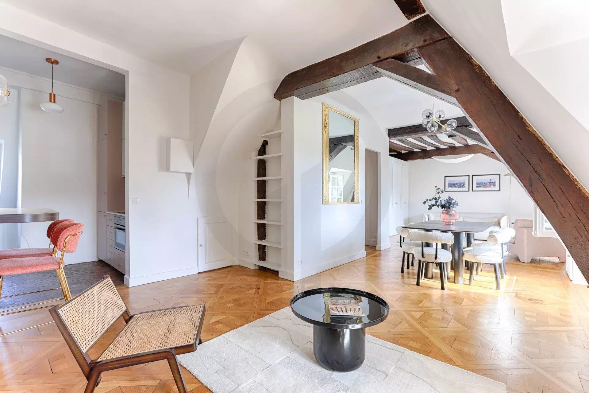 Duplex rénové & meublé avec vue sur la Place des Vosges – Dernier étage – Paris 4e – Marais