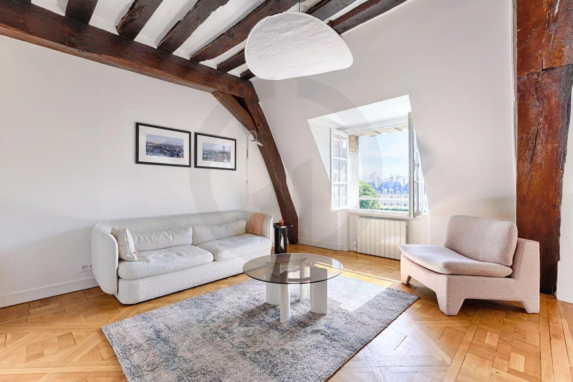 Duplex rénové & meublé avec vue sur la Place des Vosges – Dernier étage – Paris 4e – Marais