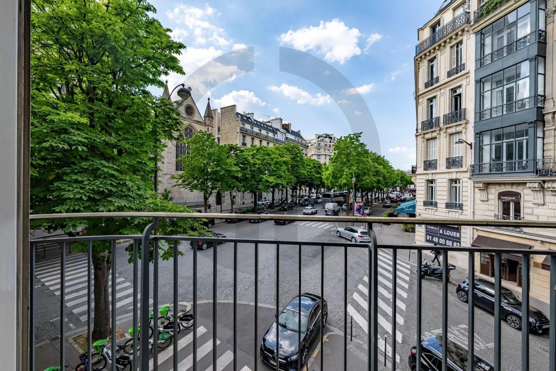 Bureau de 45 m² à rénover avec balcon – Avenue George V – Triangle d’Or – Paris 8e