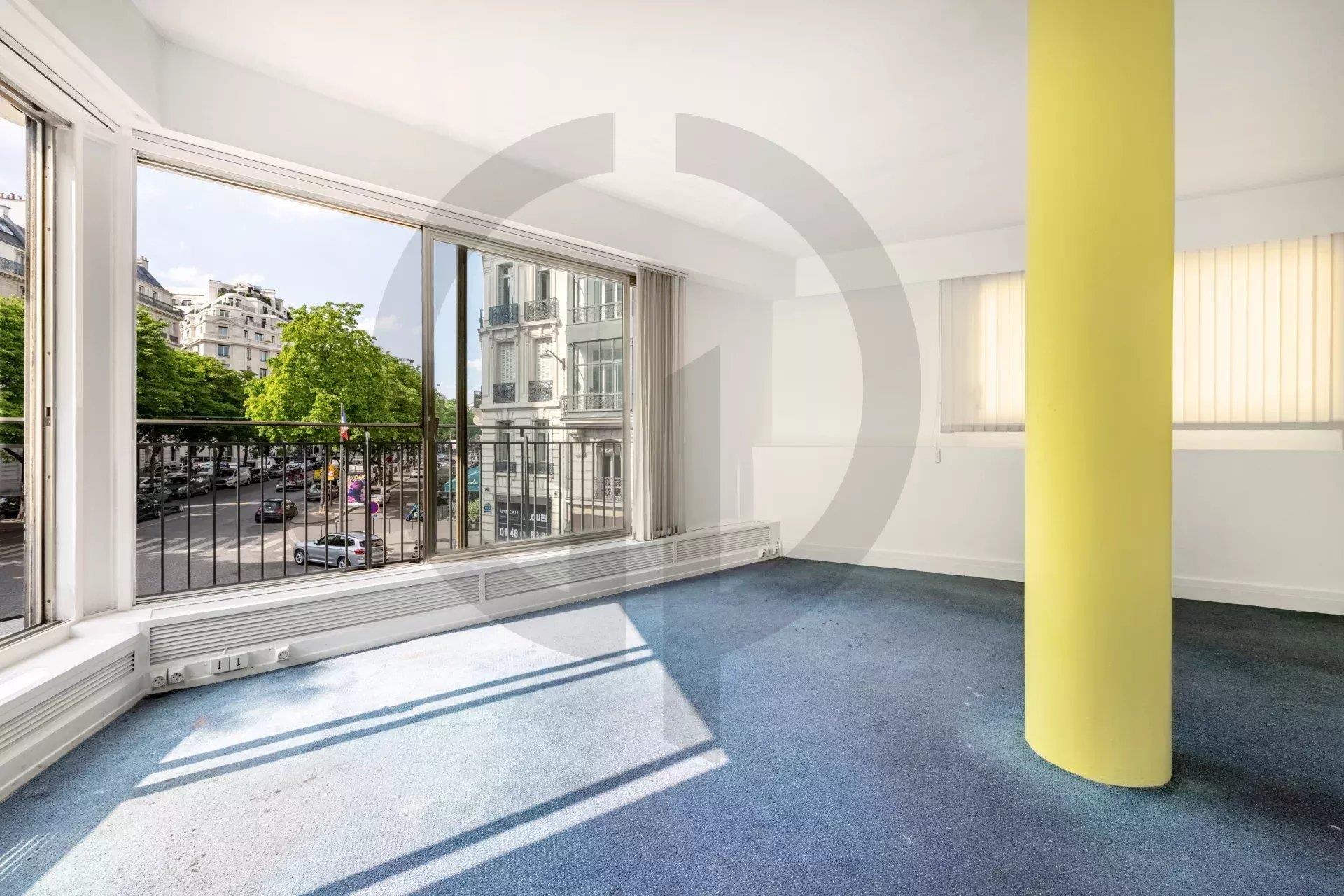 Bureau de 45 m² à rénover avec balcon – Avenue George V – Triangle d’Or – Paris 8e