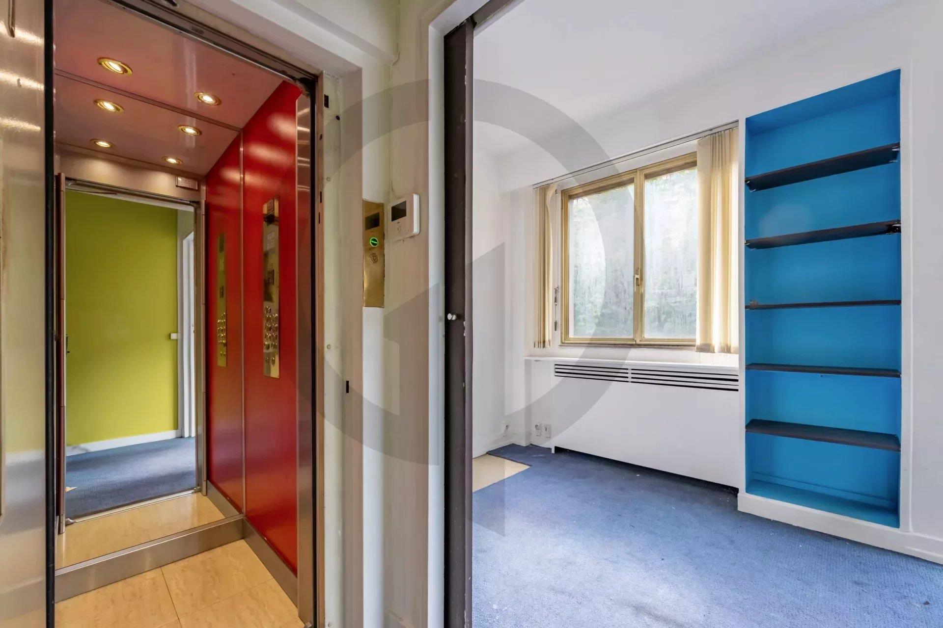 Bureau de 45 m² à rénover avec balcon – Avenue George V – Triangle d’Or – Paris 8e