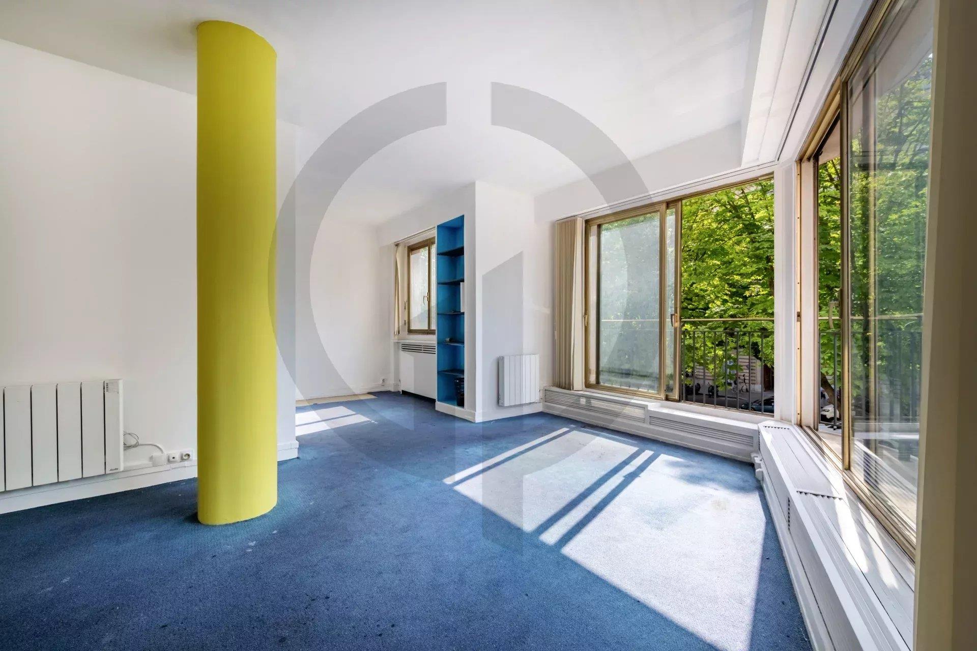 Bureau de 45 m² à rénover avec balcon – Avenue George V – Triangle d’Or – Paris 8e