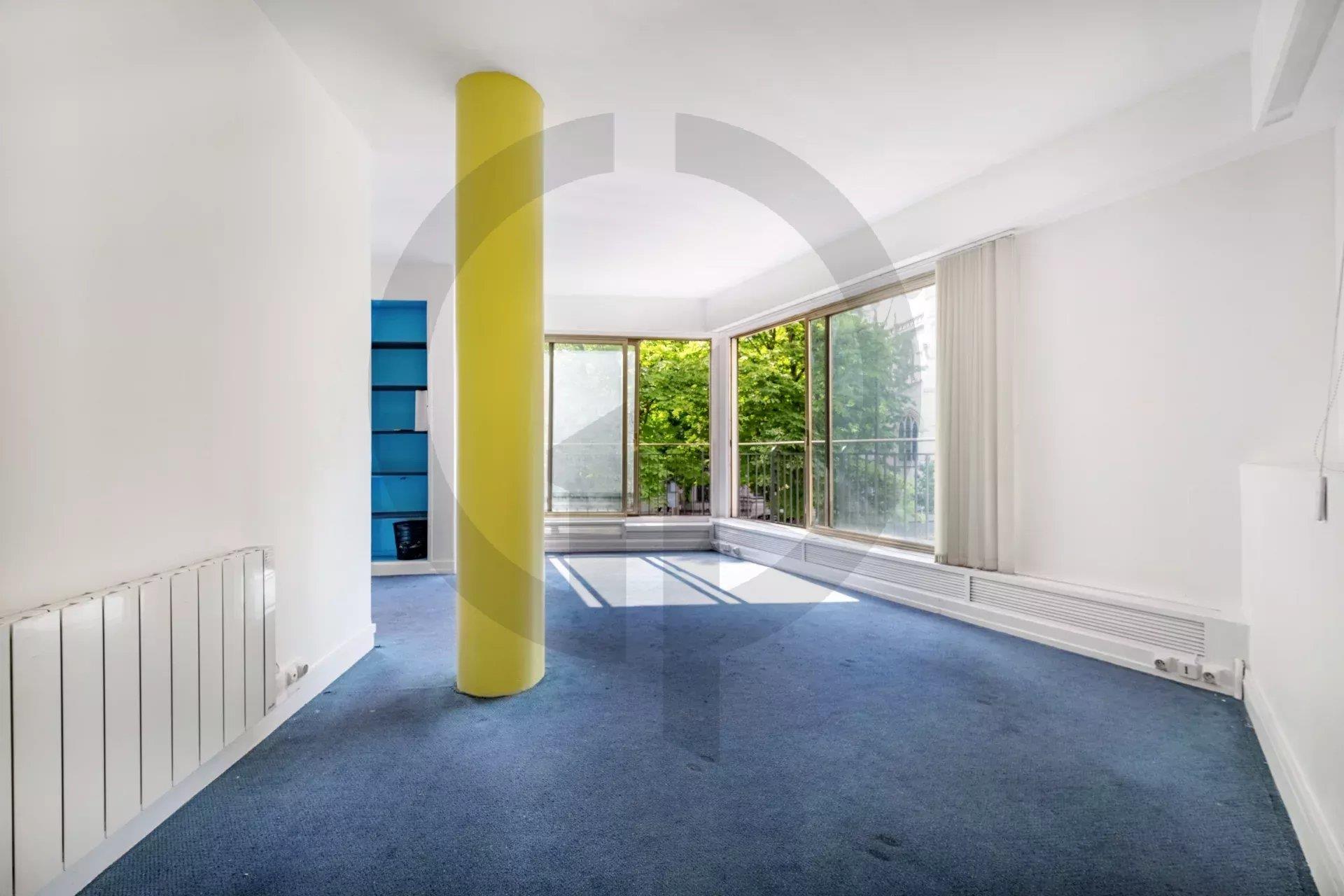 Bureau de 45 m² à rénover avec balcon – Avenue George V – Triangle d’Or – Paris 8e