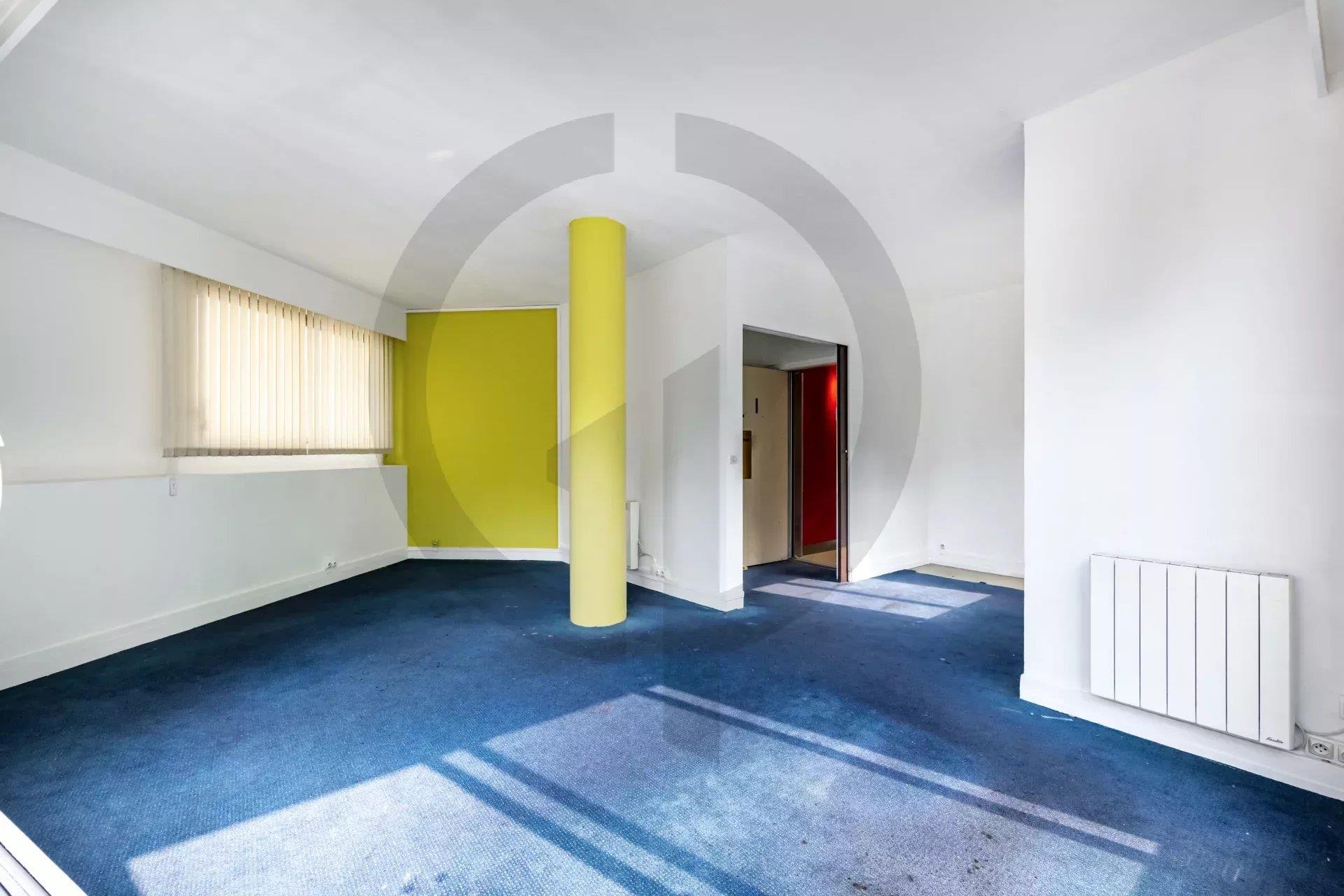 Bureau de 45 m² à rénover avec balcon – Avenue George V – Triangle d’Or – Paris 8e