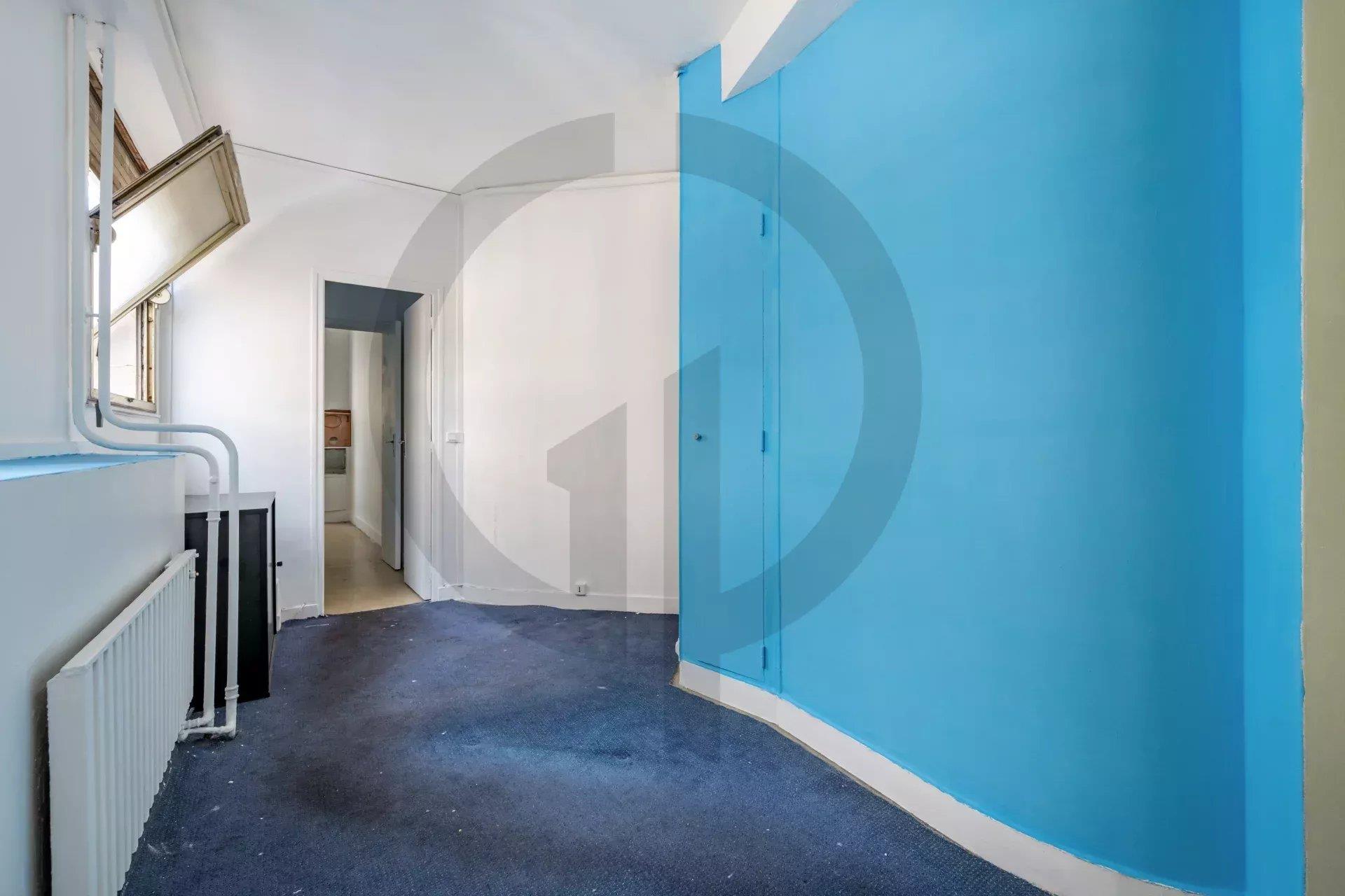 Bureau de 45 m² à rénover avec balcon – Avenue George V – Triangle d’Or – Paris 8e