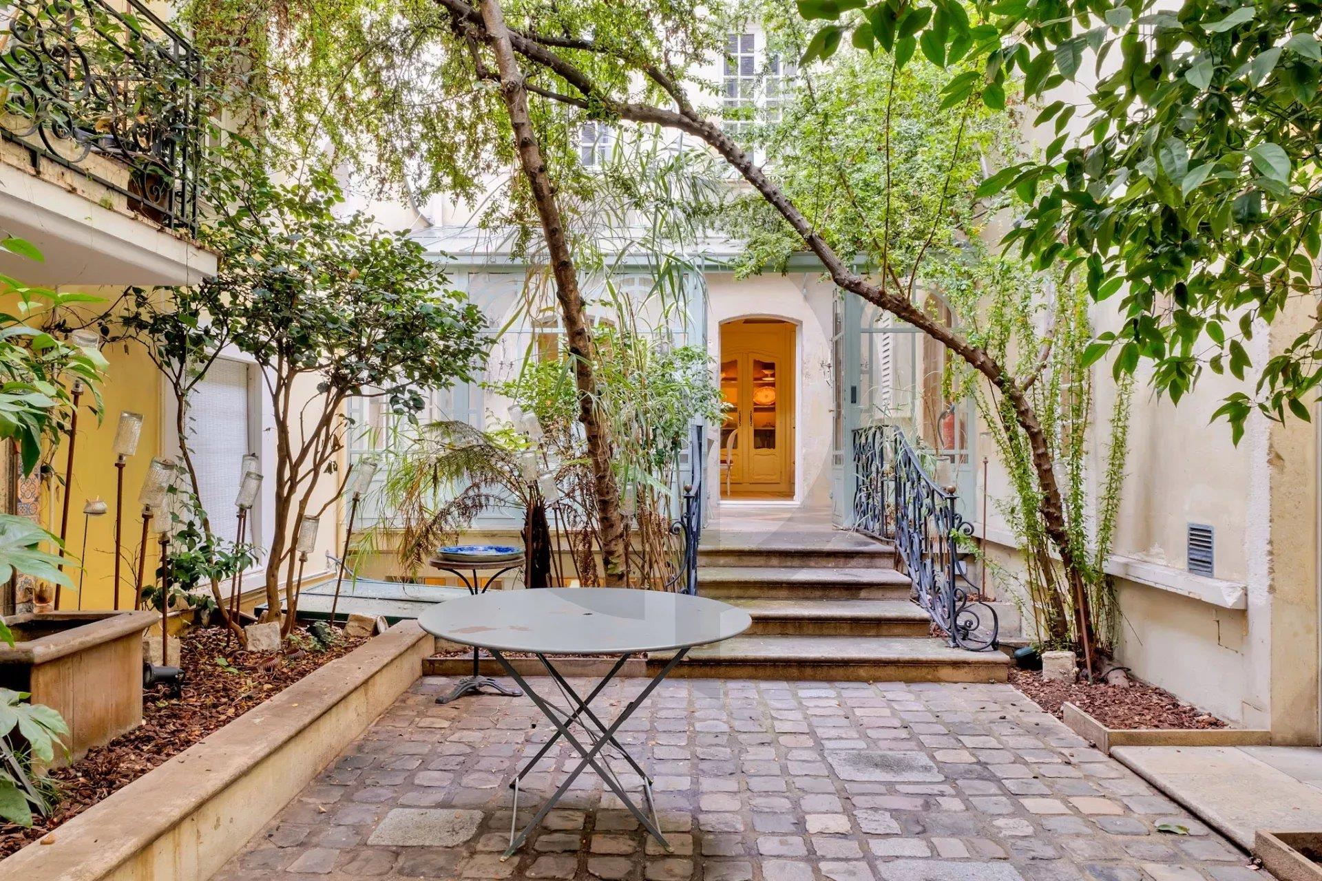 Hôtel Particulier confidentiel d’environ 800 m² sur 5 niveaux avec cour, piscine et loft communicant