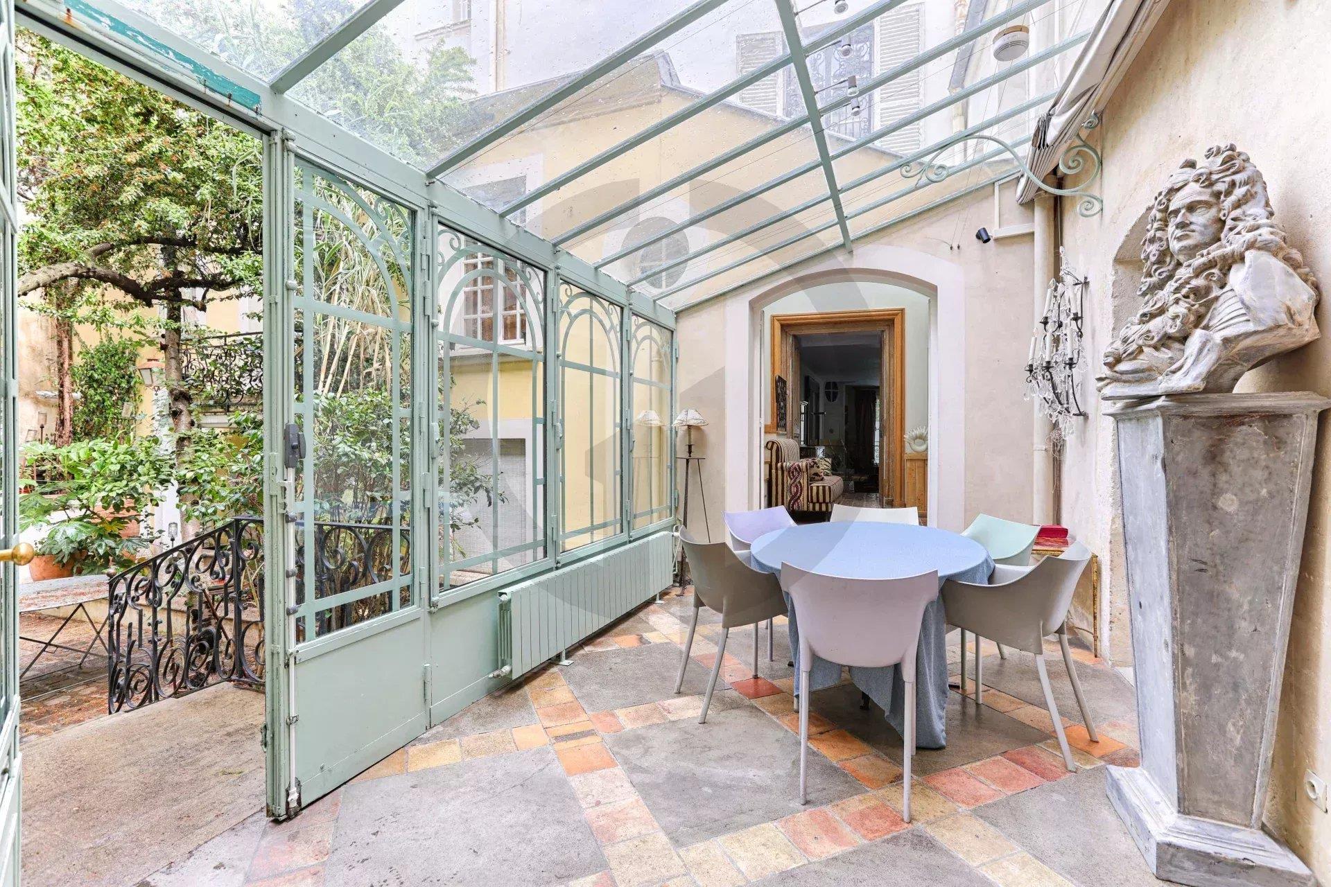 Hôtel Particulier confidentiel d’environ 800 m² sur 5 niveaux avec cour, piscine et loft communicant