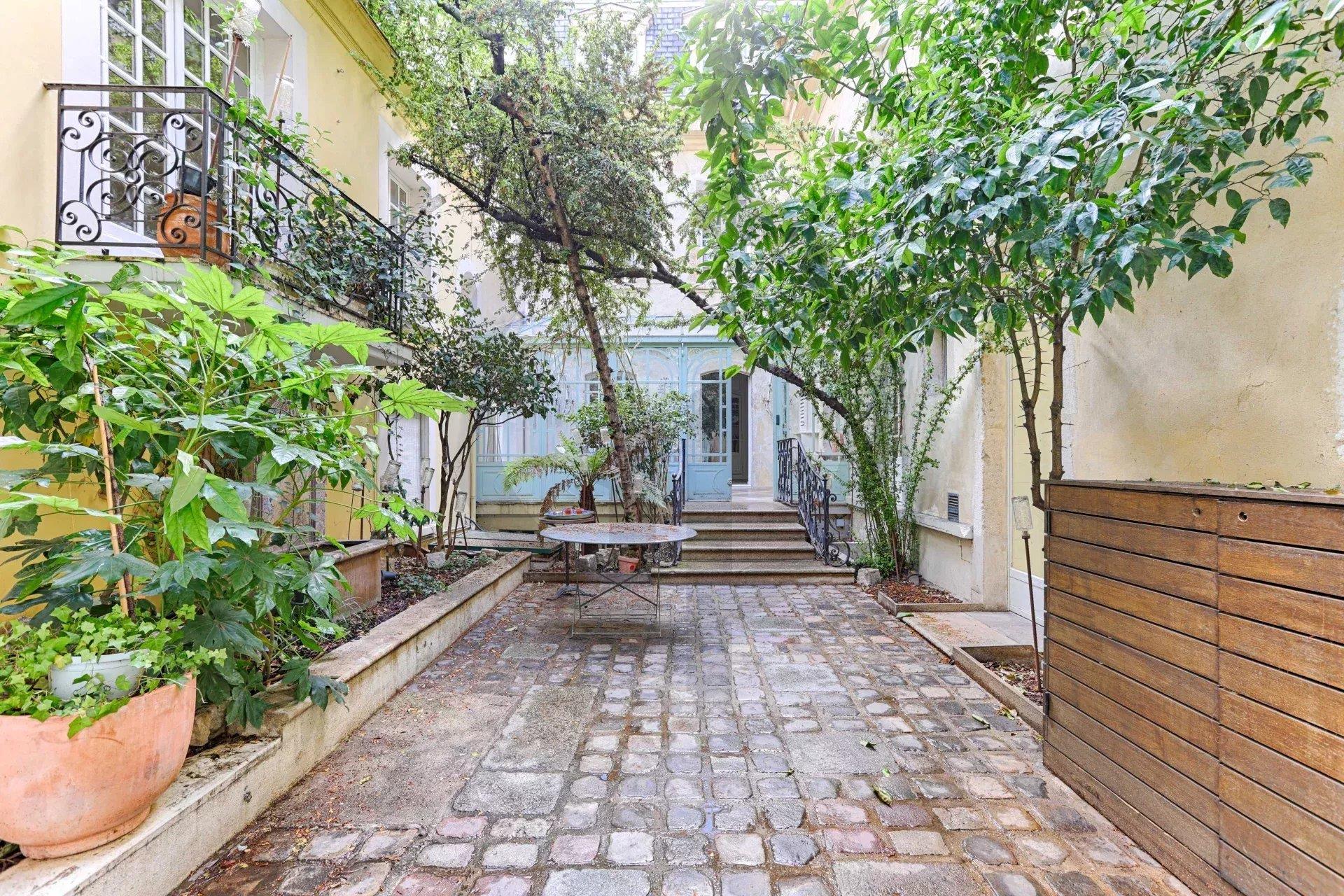 Hôtel Particulier confidentiel d’environ 800 m² sur 5 niveaux avec cour, piscine et loft communicant