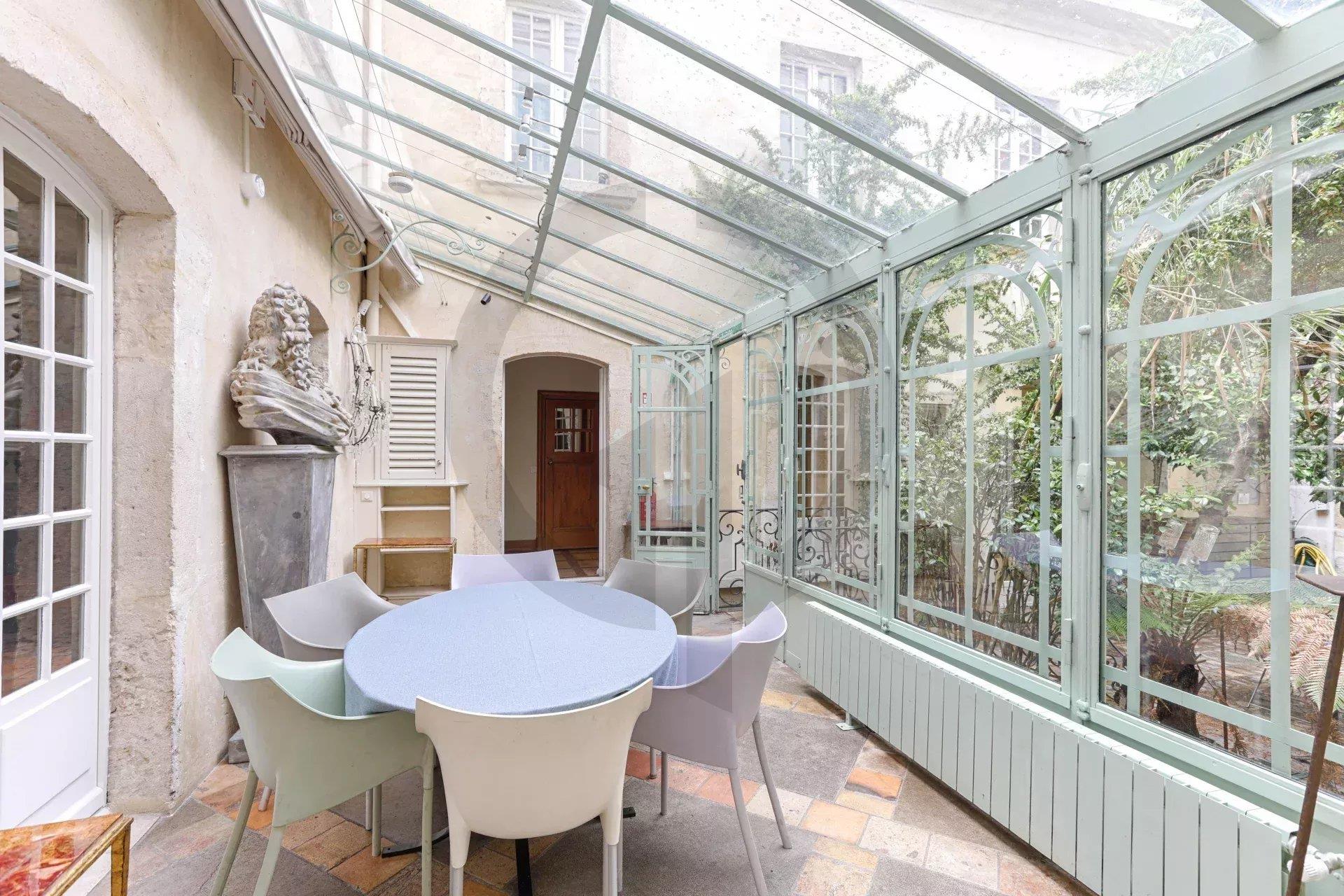 Hôtel Particulier confidentiel d’environ 800 m² sur 5 niveaux avec cour, piscine et loft communicant