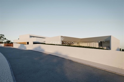 Terrain au centre d’Albufeira avec projet approuvé pour villa contemporaine avec piscine